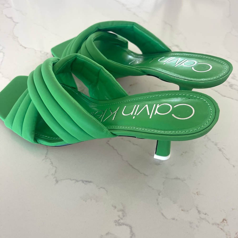 Excellent Condition Calvin Klein Sandal. Green. Size 9. - Picture 4 of 5